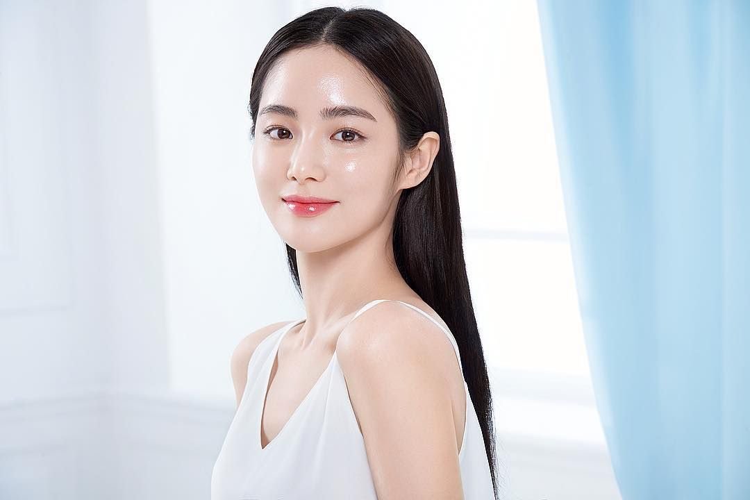 Bí quyết chọn màu phun môi chuẩn đẹp theo màu da và độ tuổi – Giữ mãi nét tươi trẻ 2 Da trắng dễ dàng chọn được màu môi phun phù hợp
