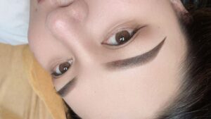 Phun mày chạm hạt