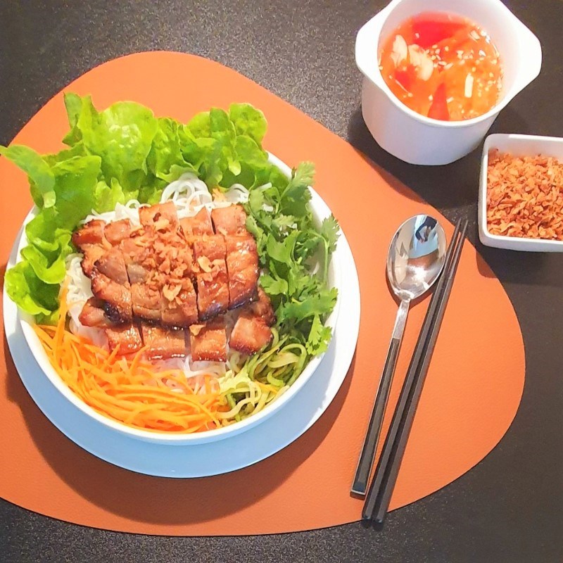Sau xăm môi ăn bún thịt nướng được không? 1 Bún thịt nướng là món ăn quen thuộc, được nhiều người yêu thích.