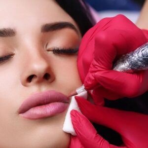 Sau khi thực hiện xăm môi, trên bề mặt da môi sẽ xuất hiện nhiều vết thương siêu nhỏ.