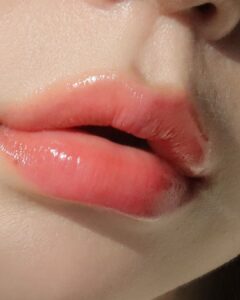 Dầu dừa giúp đôi môi mềm mịn, căng mọng