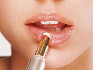 Dưỡng ẩm quá mức sau phun khử có gây trôi màu?