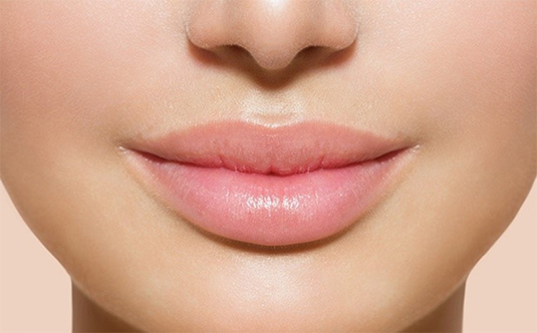 Thận trọng tránh các tác dụng ngoại ý khi phun môi phủ bóng collagen 2 Môi quá dày