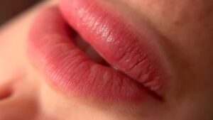 Son dưỡng môi sau xăm