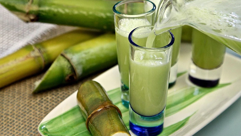 Bác sĩ giải đáp xăm môi có được uống nước mía hay không 3