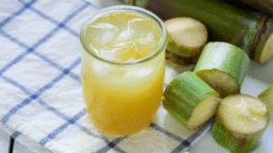 Giải đáp xăm môi uống nước mía có được hay không?