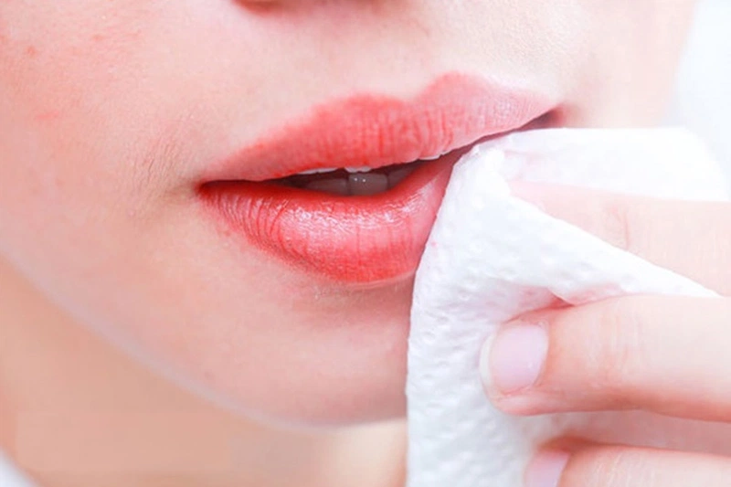 bat_mi_cach_ve_sinh_moi_sau_phun_bang_nuoc_muoi_dung_chuan_2_b98bc9d23c Bật mí cách vệ sinh môi sau phun bằng nước muối đúng chuẩn 2