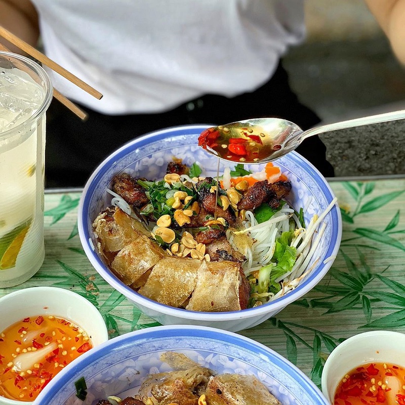 Sau xăm môi ăn bún thịt nướng được không? 3 Việc ăn bún không ảnh hưởng đến quá trình hồi phục môi.