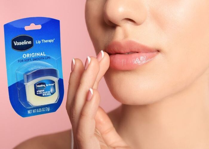 Phun Môi Màu Đỏ Cam Đào Phù Hợp Với Làn Da Nào? 6 cach duong moi bang vaseline 1
