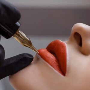 Có nên phun môi khi đang dùng son tint hay son kem lâu ngày?