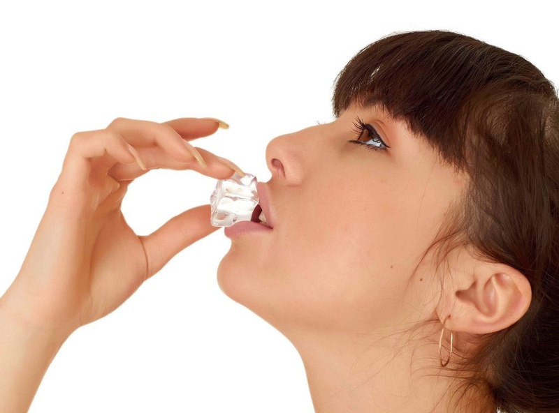 cách chăm môi sau xăm 2