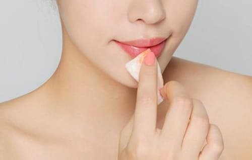 Phun môi bằng công nghệ phun môi không bong: 5 Ưu điểm, quy trình và những điều bạn cần biết 1 Dưỡng môi thường xuyên