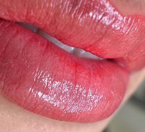 Đâu là sai lầm đầu tiên bạn thường mắc khi chăm dưỡng sau phun môi?