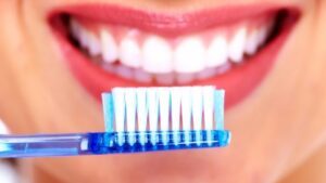 phun môi bao lâu thì được đánh răng