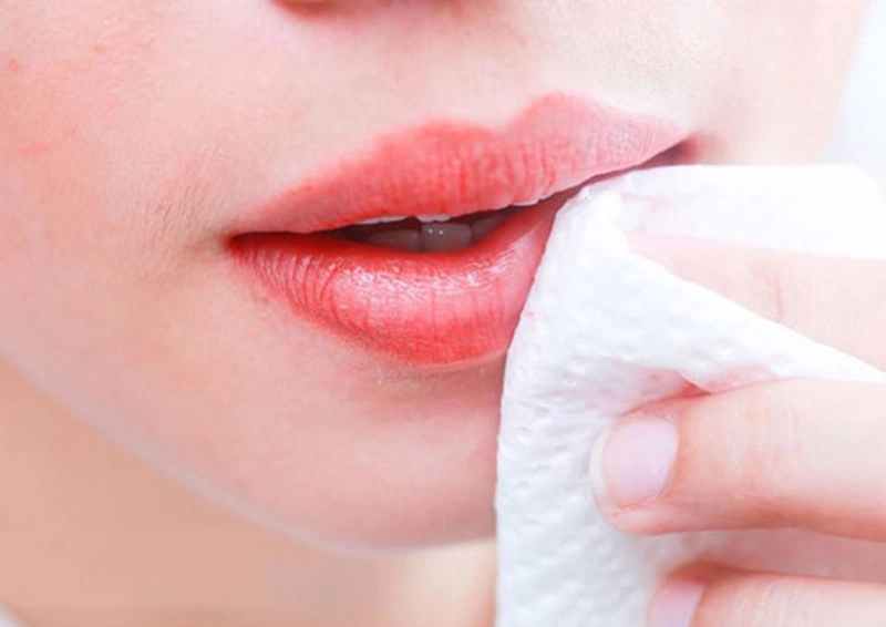 Góc giải đáp xăm môi bị chảy nước vàng có sao không và cách xử trí đúng4