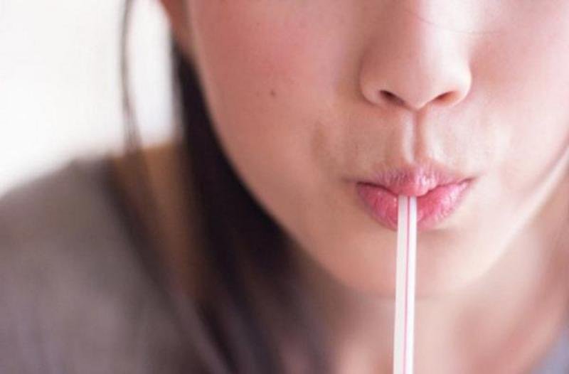 Môi mới xăm lỡ ăn thịt gà có sao không? Một số thực phẩm cần tránh khi xăm 3 Không để nước dính vào môi, dùng ống hút khi uống nước.