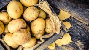 Mới xăm môi ăn khoai tây được không?