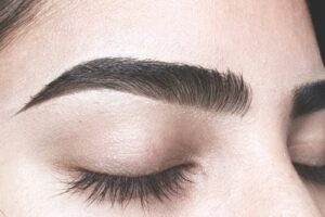 Cách làm nhạt màu lông mày sau khi phun xăm