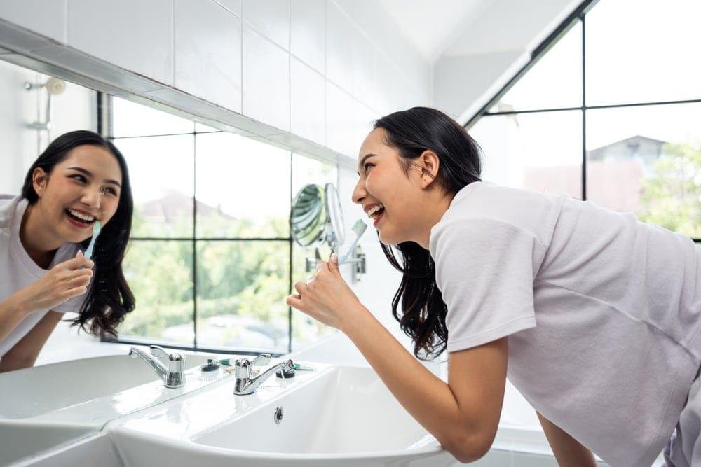 Phun môi bao lâu thì được đánh răng? Ít nhất sau 10 ngày phun xăm