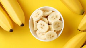 Phun môi ăn chuối