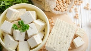 Phun môi ăn đậu phụ