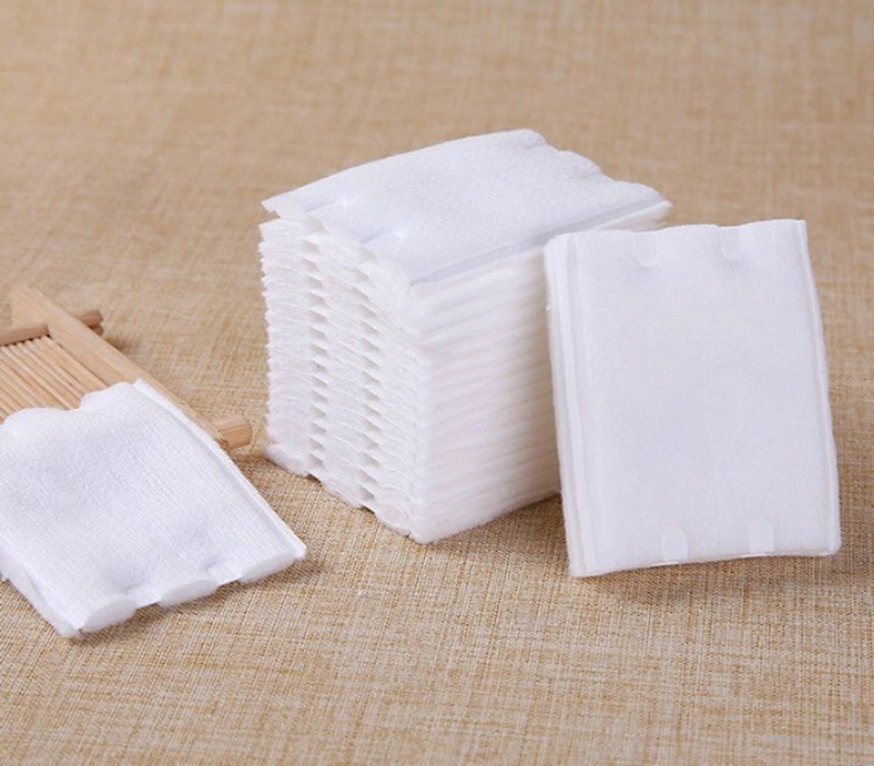 Sử dụng bông tẩy trang với nước muối sinh lý để vệ sinh môi