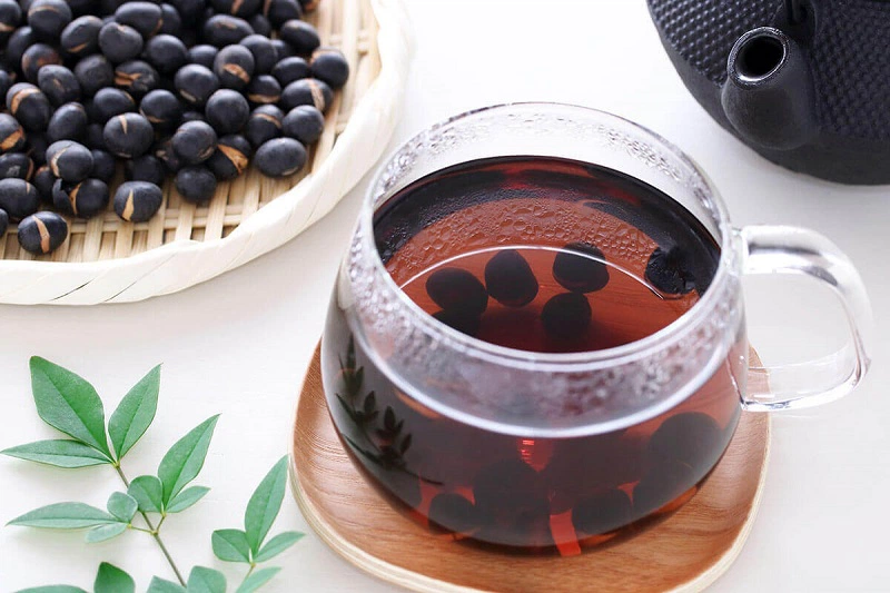 sau_khi_xam_moi_co_duoc_uong_nuoc_do_den_hay_khong_1_8d151d7083 Sau khi xăm môi có được uống nước đỗ đen hay không 1