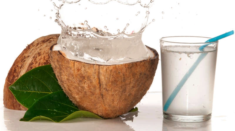 sau_khi_xam_moi_co_duoc_uong_nuoc_dua_khong_1_c3b1c03562 Sau khi xăm môi có được uống nước dừa không 1