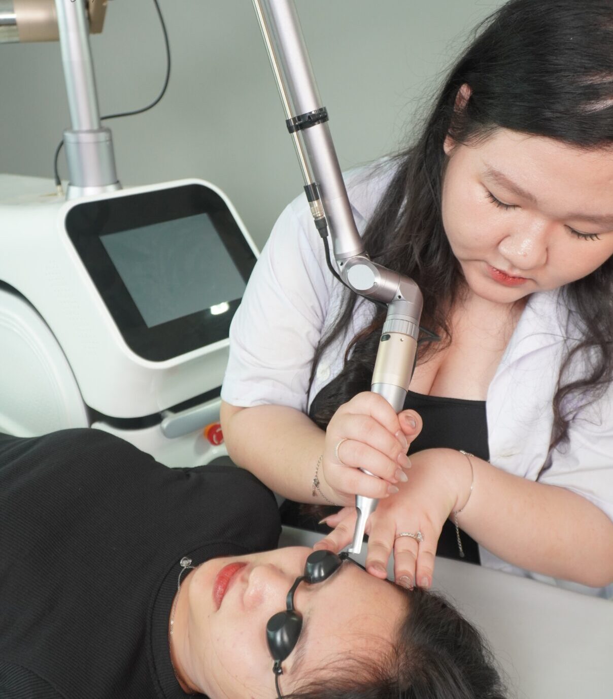 Sửa dáng lông mày đã phun - Tự nhiên đến từng sợi 3 Tẩy xóa lông mày bằng laser