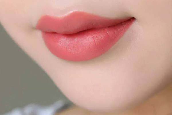 Phun son môi màu cam đào phù hợp với những ai? 1 the nao la phun moi mau cam dao