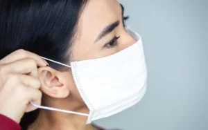 3 sai lầm khiến môi khô sau phun càng khô hơn (kèm cách khắc phục hiệu quả tại nhà) 4 tiem day du 2 lieu vac xin covid 19 van nen deo khau trang de ngua benh1623061533