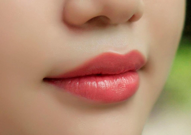 tong_hop_3_cach_xu_ly_xam_moi_bi_dam_o_vien_ngay_tai_nha_3_7ba7608b71 Tổng hợp 3 cách xử lý xăm môi bị đậm ở viền ngay tại nhà 3