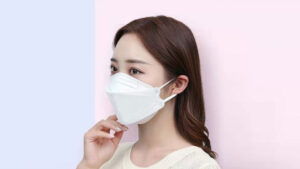 Sau khi phun môi bạn có thể đeo khẩu trang