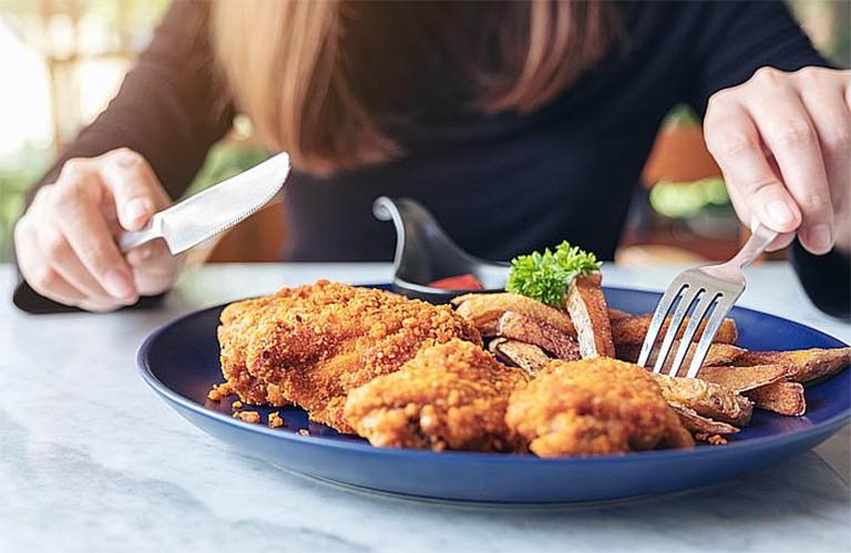 Môi mới xăm lỡ ăn thịt gà có sao không? Một số thực phẩm cần tránh khi xăm 2 Mới xăm môi nhưng lỡ ăn một chút thịt gà thì cần dừng ngay lại để tránh ảnh hưởng đến kết quả.
