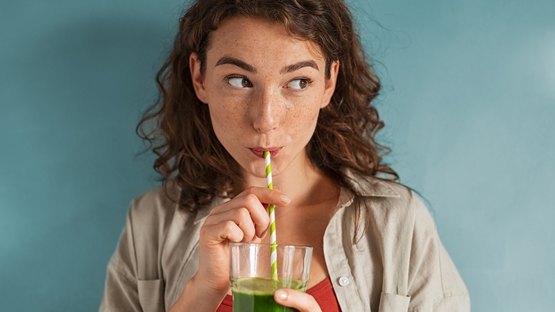 woman_drinking_green_juice_1289221014_f3bf51fc99 woman_drinking_green_juice_1289221014.jpeg