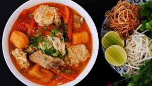 Xăm môi ăn bún riêu