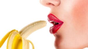Xăm môi ăn chuối