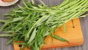 Xăm môi cần kiêng rau muống trong bao lâu để môi lên màu đẹp nhất?