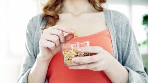 Xăm môi ăn hạt điều