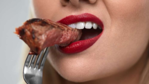 Xăm môi ăn thịt thỏ có được không?