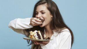 Xăm môi ăn bánh kem có được không?