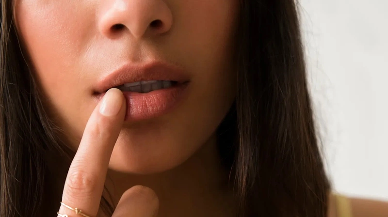 xam_moi_co_duoc_an_qua_vai_khong_3_46453201ed xăm môi có được ăn quả vải không 3