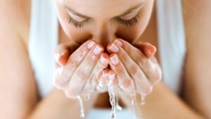 Xăm môi rửa mặt có được không?