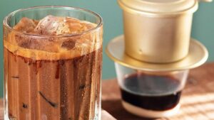 Xăm môi uống cà phê sữa có được hay không?