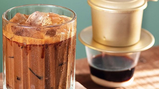 Xăm môi uống cà phê sữa có được hay không?