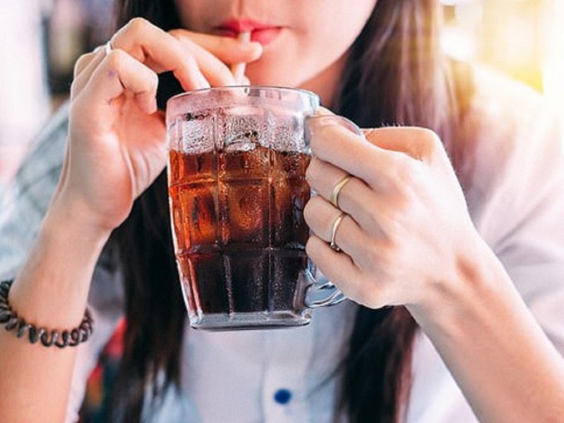 xam_moi_co_duoc_uong_nuoc_ngot_khong_2_a1b1e82c95 xăm môi có được uống nước ngọt không 2