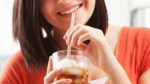 Xăm môi uống nước ngọt