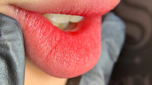 Vì sao cùng một màu mực phun môi nhưng mỗi người lên màu khác nhau?