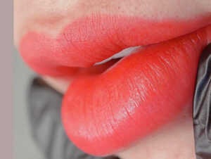 Phun môi đau thật không? Giải đáp theo từng kiểu môi & mức chịu đau