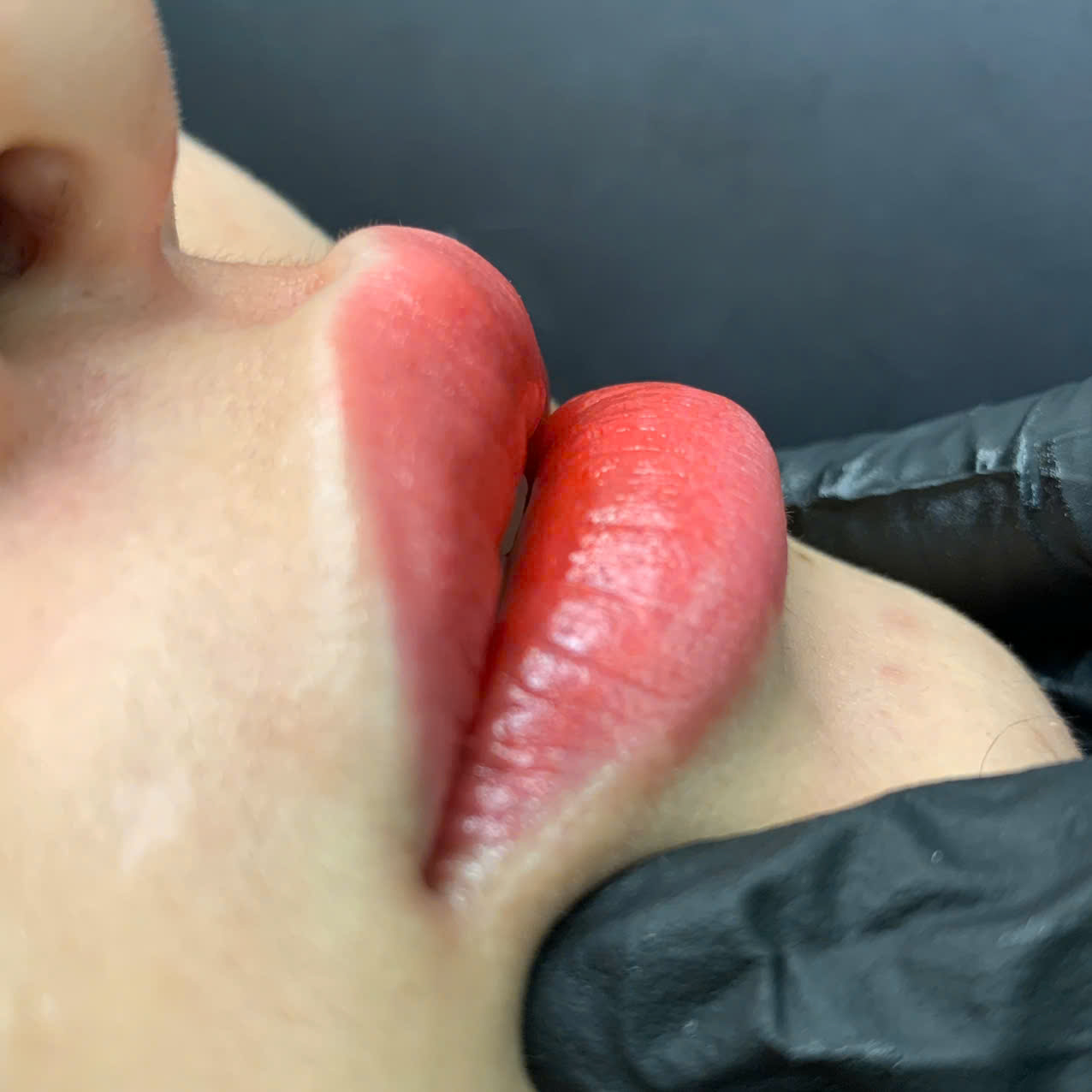 Ít màu – vẫn xinh: Bí quyết phun môi tự nhiên